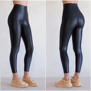 Carbon38 • Takara Shine Leggings Size Small